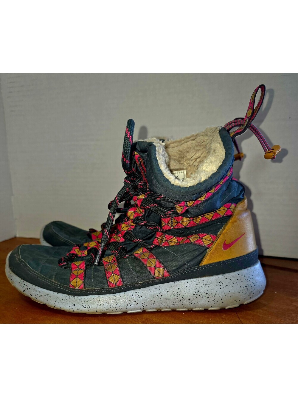 Women's Nike Roshe Run winter sneakers size 10